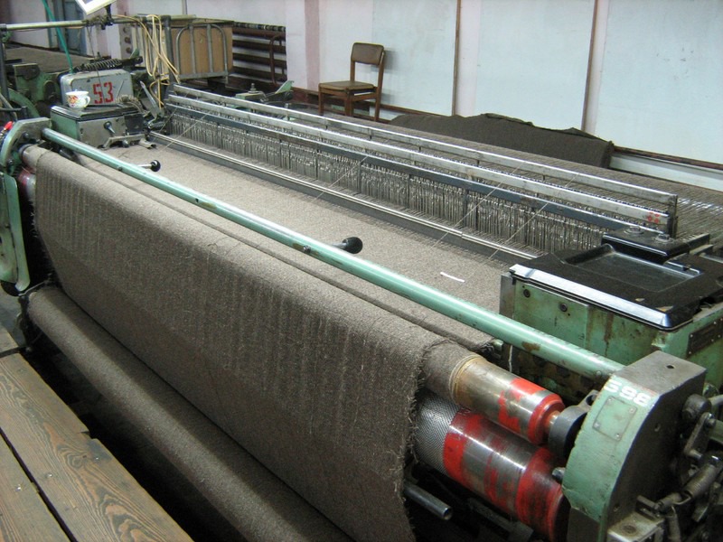 Ткани изготавливаются из. Станок для производства ткани. Ткацкий станок для шерсти. Станок для производства шерсти. Ткацкий станок на производстве.